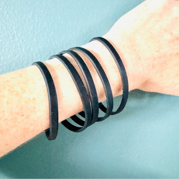 Hot Topic Black Rubber Gummy Bracelets 15 pc Silicone Jelly Wristbands 80s set - Picture 7 of 9